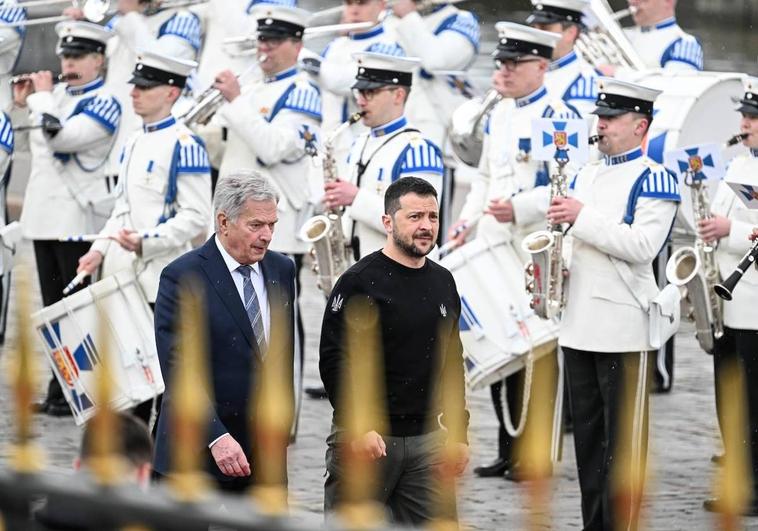 El presidente ucraniano, Volodímir Zelenski, y su homólogo finlandés, Sauli Niinisto, pasan revista a la guardia en Helsinki.