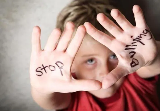 Un niño proptesta contra el acoso.