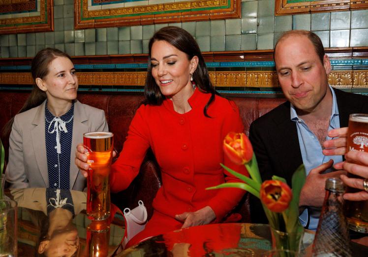 El príncipe Guillermo y su esposa, Kate, se tomaron el miércoles una cerveza en el pub Dog and Duck de Londres.