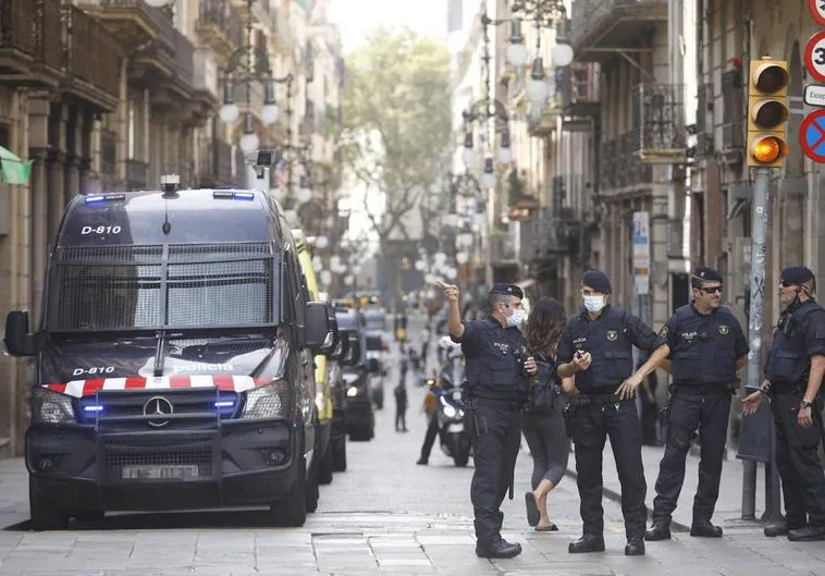 Varios furgones y agentes de los Mossos d'Esquadra en un dispositivo de seguridad anterior.