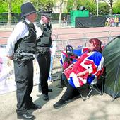 30.000 policías vigilarán Londres, donde han llegado ya miles de curiosos