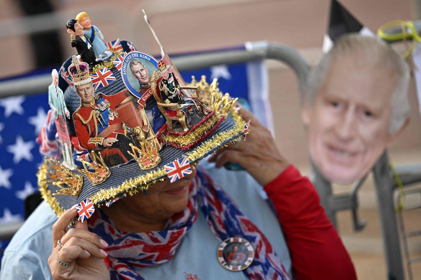 Miles de seguidores de la casa real se amontonan en las cercanías de Buckingham Palace.