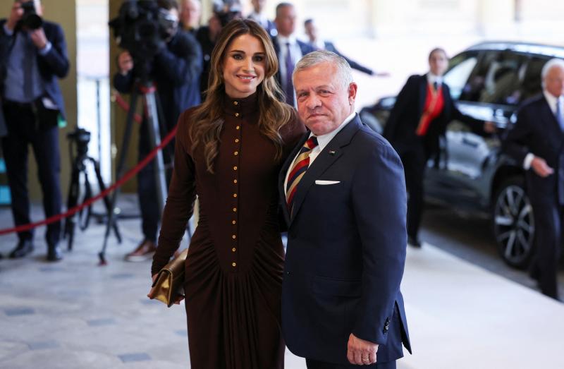 Los reyes de Jordania a su llegada a palacio británico.