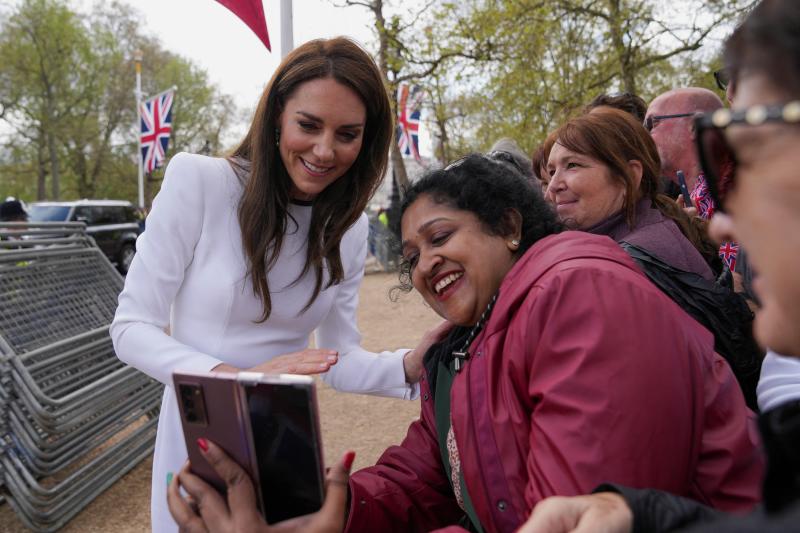Kate Middleton, princesa de Gales, no dudó en acercarse a los fans para sacarse una fotografía.