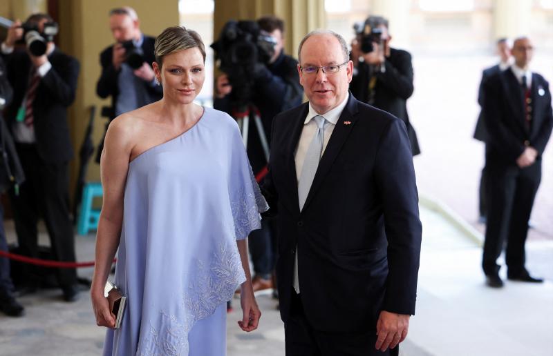 El Príncipe Alberto II de Mónaco y su esposa Charlene, Princesa de Mónaco, llegan a la recepción del Rey Carlos de Gran Bretaña.