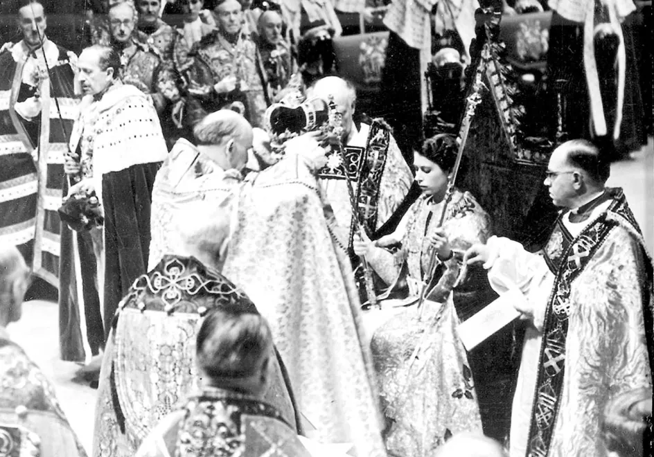 La reina Isabel II, en el momento de su coronación, en 1953.