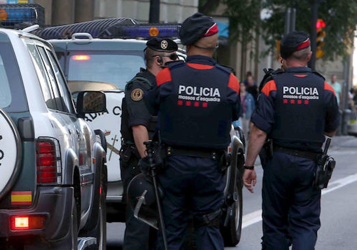 Imagen de archivo de varios mossos.
