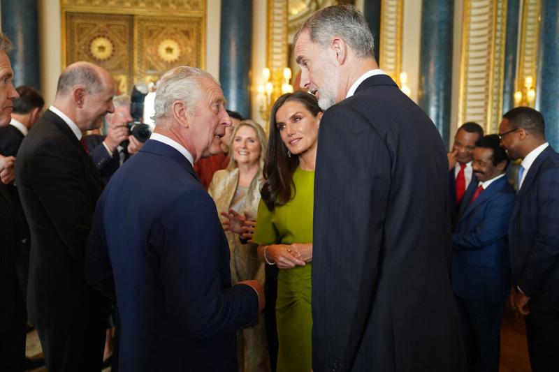 Los Reyes de España saludan a Carlos III de Inglaterra durante la recepción en Buckingham Palace.