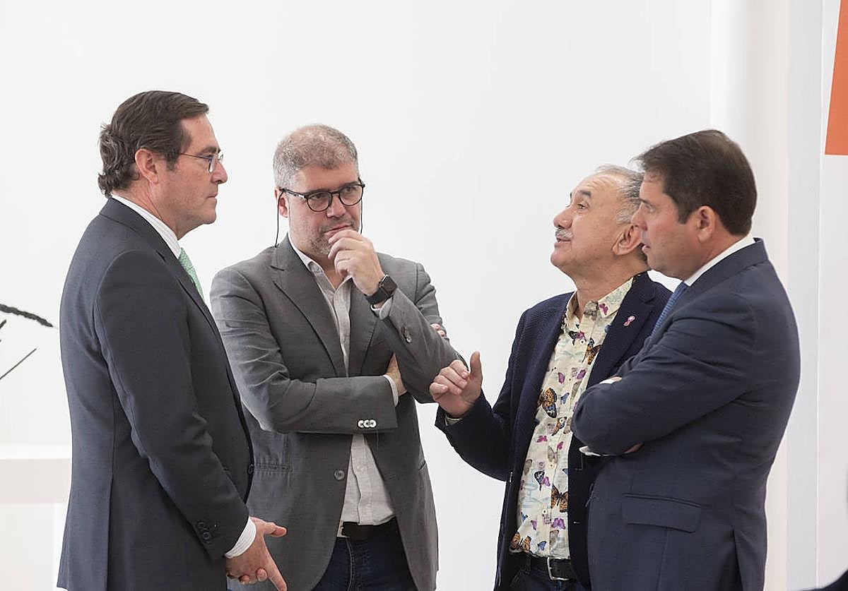 El presidente de la CEOE, Antonio Garamendi; el líder de CC OO, Unai Sordo, y de UGT, Pepe Álvarez; y el presidente de Cepyme, Gerardo Cuerva.