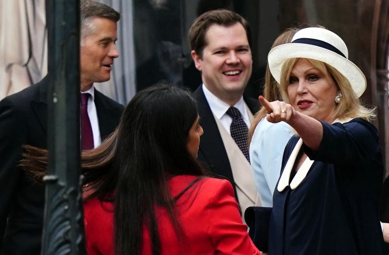 Joanna Lumley, sağda, Westminster Abbey'de