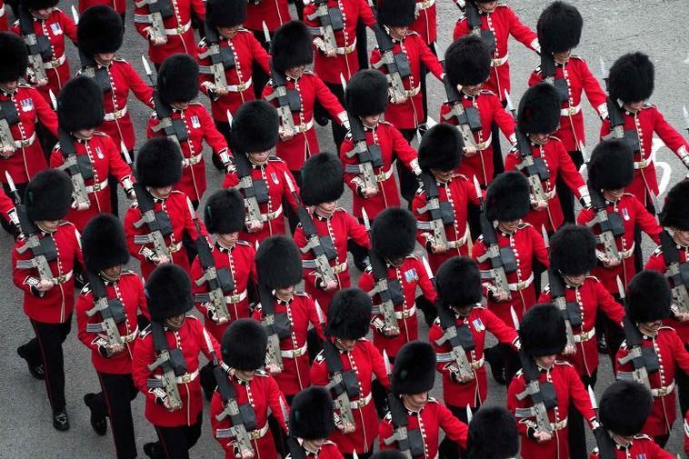 El regimiento militar que protege las residencias reales desfila entre Buckingham y Westminster