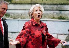 Emma Thompson hace un simpático gesto junto a su marido, Greg Wise