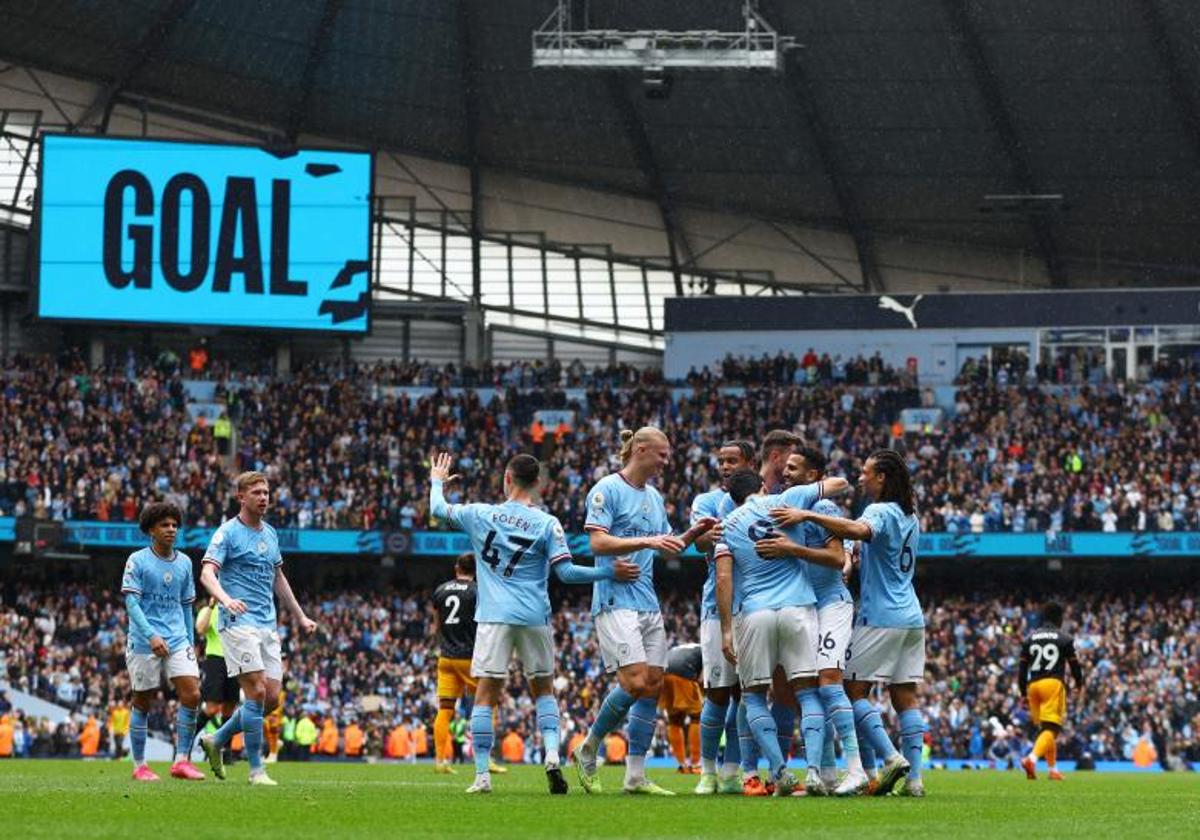 Los jugadores del Manchester City, celebrando el segundo gol de Gundogan.