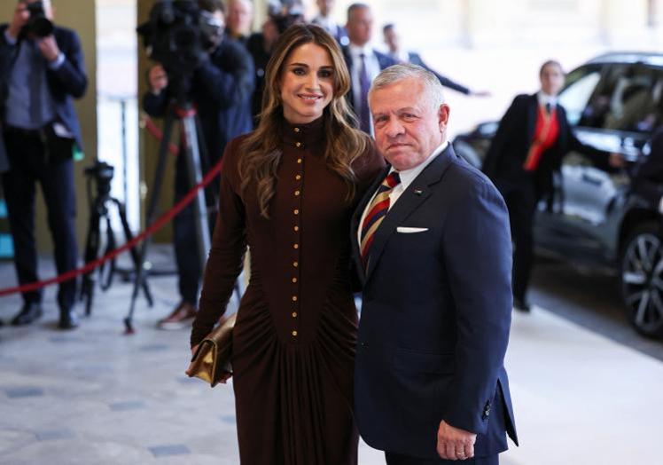 Imagen principal - Rania de Jordania junto a su marido, Abdala II. | Jill Biden, esposa del presidente de EE UU, y Akshata Murthy, mujer del primer ministro británico. | El príncipe Alberto y la princesa Charlene de Mónaco.