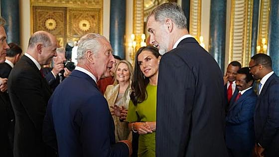 El mundo corona a Carlos III