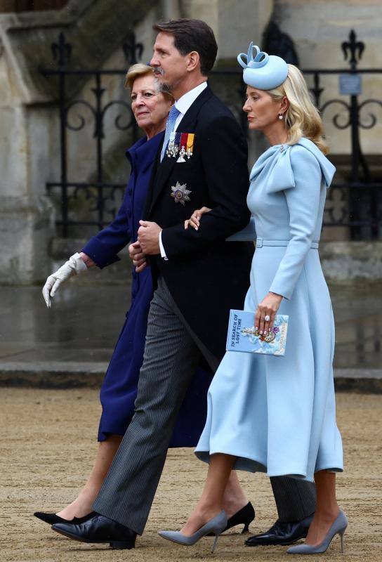 Ana María de Grecia con su hijo Pablo y su esposa, Marie-Chantal, también con tocado de Philip Treacy, el sombrerero británico más popular, y zapatos de ante del español Manolo Blahnik. Destacaba su bolso con forma de libro, diseñado por su hija Olimpia. 