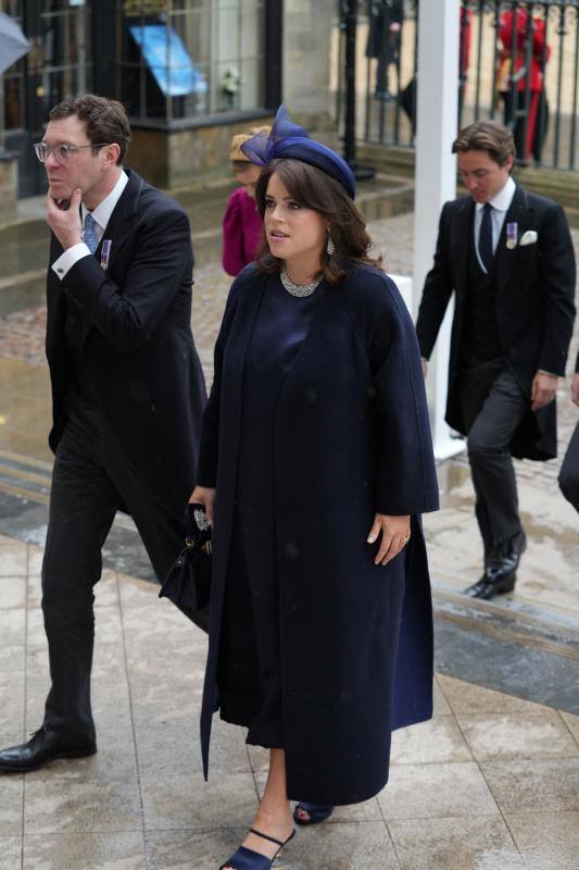 Eugenia de York sorprendió con un estilismo azul noche que pese a su simplicidad resultaba excesivo en conjunto. 