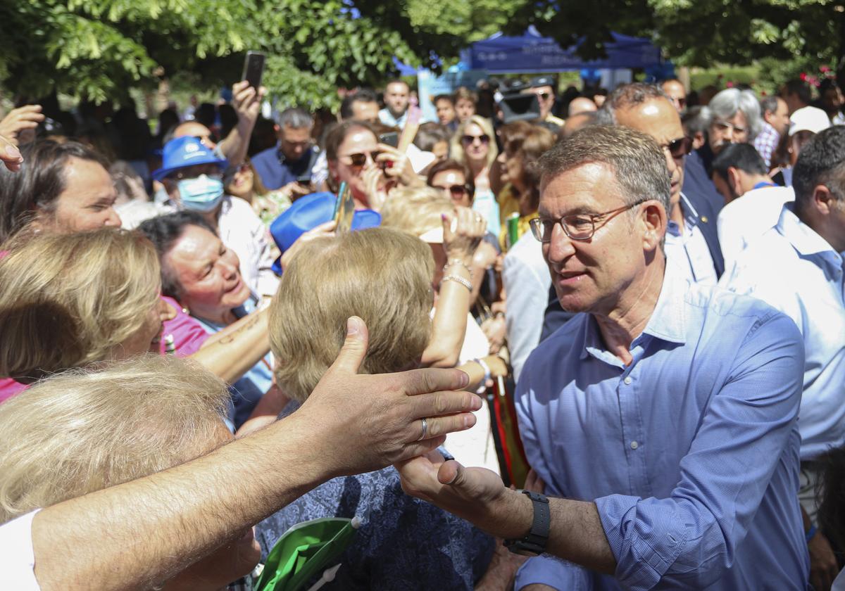 Feijóo saluda a los asistentes al acto de precampaña del PP en Granada.