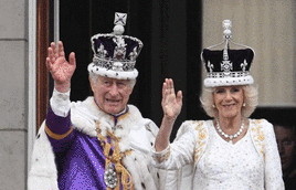 Carlos III y Camila, coronados, saludan a la multitud desde el balcón de Buckingham
