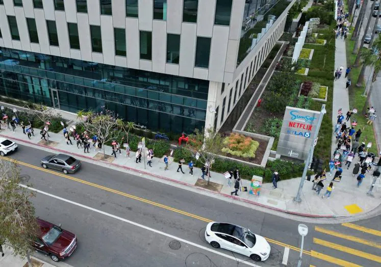 Las oficinas de Netflix en Hollywood (Los Ángeles), rodeadas de huelguistas el pasado viernes 5 de mayo.