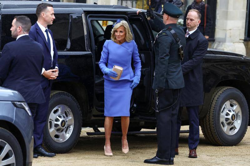 La primera dama de Estados Unidos, Jill Biden, fue de las primeras personalidades en llegar a la Abadía de Westminster.