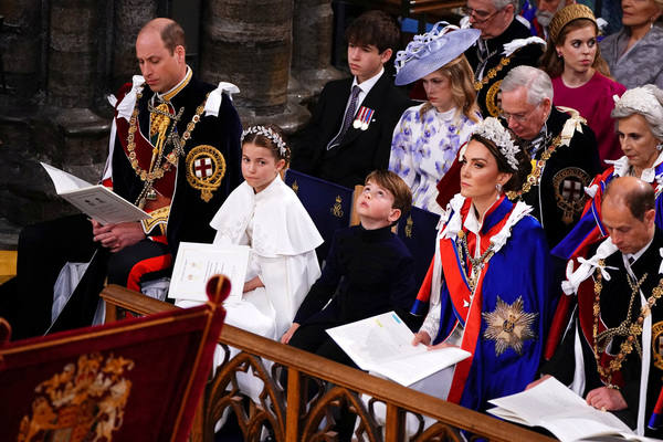 Los duques de Gales se sentaron con sus dos hijos menores, ya que el mayor, George, fue uno de los pajes. Tanto Kate Middleton como la pequeña Charlotte vistieron de Alexander McQueen y pusieron la guinda a su estilismo con dos tiaras florales. La duquesa, además, se puso unos pendientes que pertenecieron a Diana de Gales.