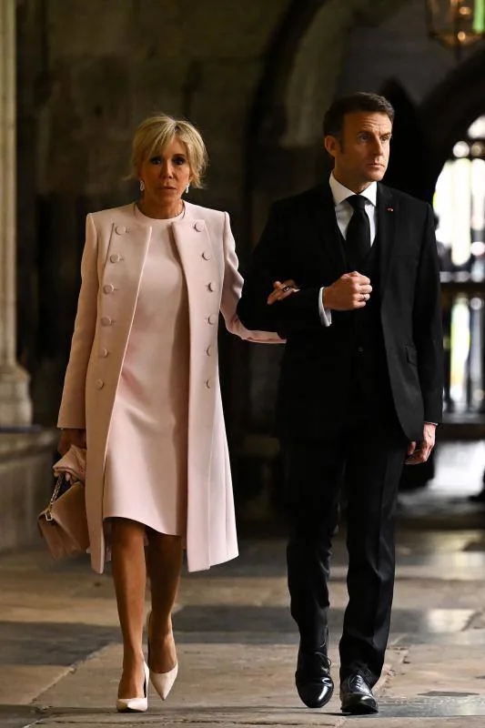 El presidente de Francia, Emmanuel Macron, y su mujer, Brigitte, también del club del rosa pálido.