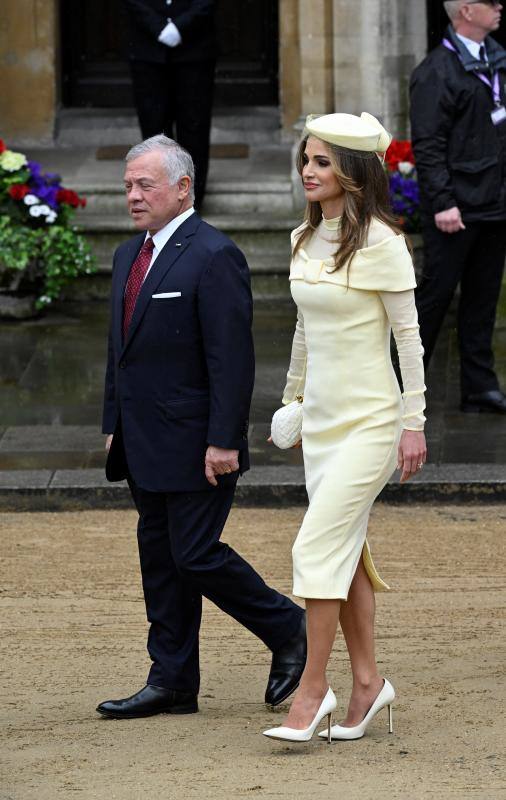 El rey Abdalá II de Jordania y su esposa, Rania, vestida por la australiana Tamara Ralph. Considerada una de las 'royals' más elegantes, Rania no tuvo su mejor día estilísticamente hablando con un vestdo amarillo pálido al que le fallaba la parte de arriba. 