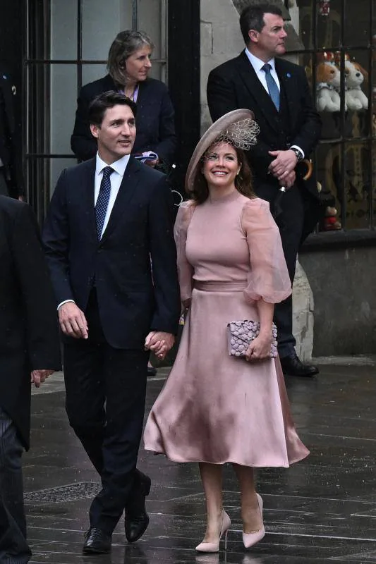 El primer ministro canadiense, Justin Trudeau, y su esposa, Sophie Gregoire, también de rosa, en este caso una tonalidad palo, 