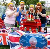 Los británicos prolongan la fiesta por la coronación de Carlos III con banquetes populares