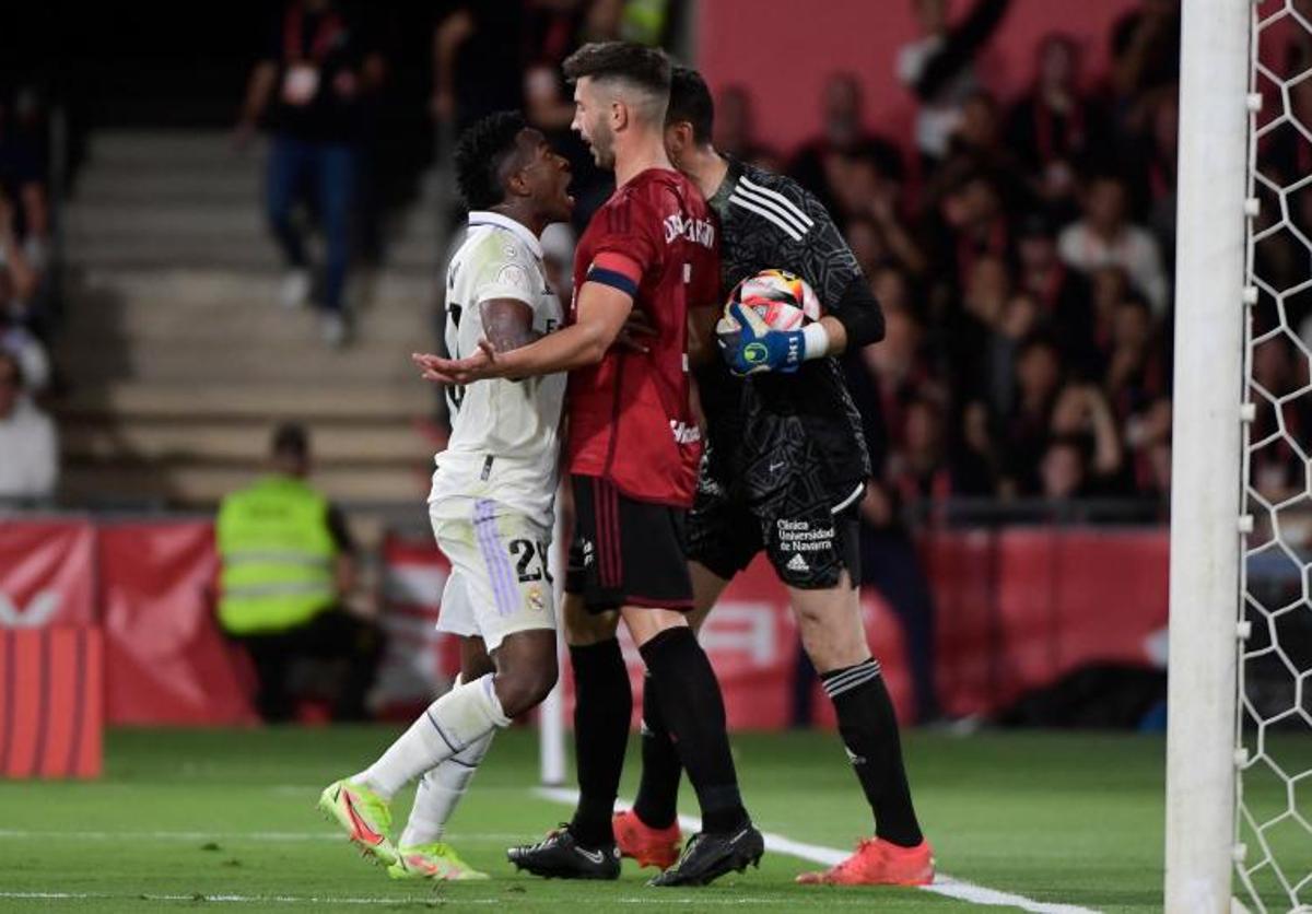 David García se encara con Vinicius durante la final de Copa.