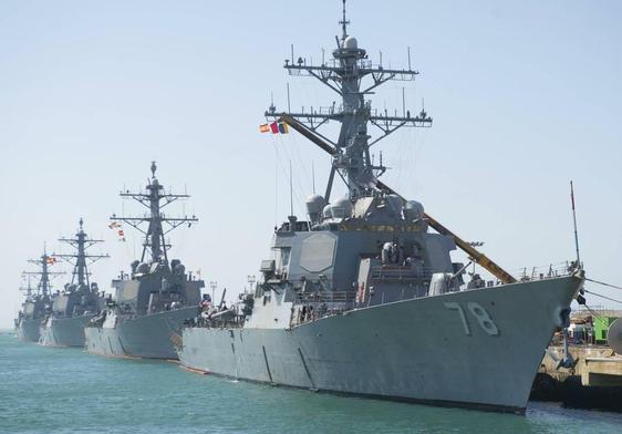 Varios destructores estadounidenses fondeados en el puerto de la base militar de Rota.