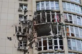 Daños en un edificio residencial de Kiev como resultado del ataque con drones de este lunes.