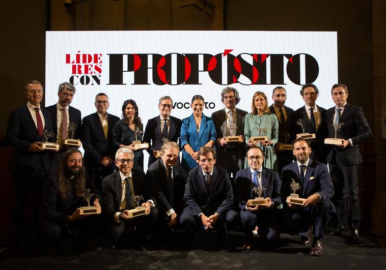 De izquierda a derecha, en la fila superior, Enrique Polo de Lara, CEO de Salesforce Iberia; Luis Enríquez, CEO de Vocento; Vala Afshar, Chief Innovation Evangelist Officer de Salesforce; Cristina Salmerón, directora de marca de Grupo Iberostar; Jaume Miquel, presidente y CEO de Tendam; Samary Fernández Feito, directora general del área de Lujo, Estilo de Vida y Revistas de Vocento; Juan Abarca Cidón, presidente de HM Hospitales; Marina Peña, directora de Márketing de Santander España; Eduardo Petrossi, consejero delegado de Mahou-San Miguel; y Juan Alonso de Lomas, CEO de L'Oréal España. Debajo, Alfonso González, CSO de Havas Media Group; Jesús Ponce, presidente de Novartis España; Ignacio Ybarra, presidente de Vocento; José Luis Martínez-Almeida, alcalde de Madrid; Pedro Calvo, director de comunicación de Telefónica España; y Erwan de la Villéon, CEO de Puy du Fou España.