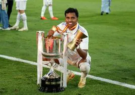 Rodrygo Goes posa con el trofeo de la Copa conquistada en Sevilla.