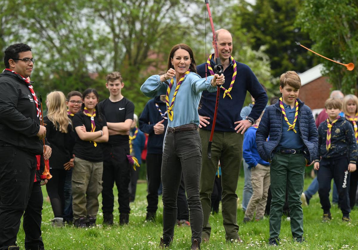 El príncipe William y Catherine, princesa de Gales, participan como voluntarios en un acto de scouts en Reino Unido