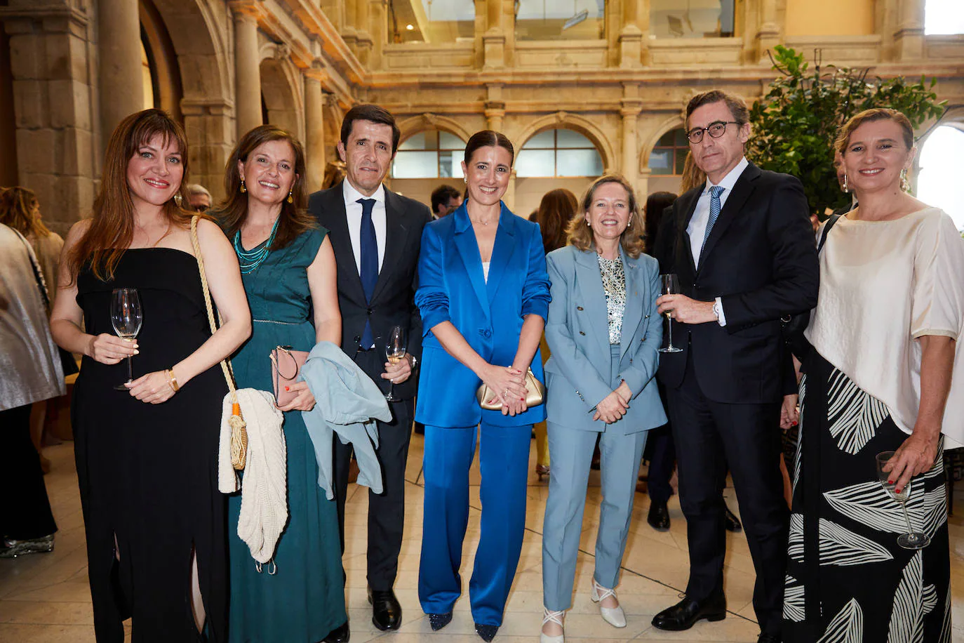 Nadia Calviño y Samary Fernández Feito, con Juan Alonso de Lomas y el equipo de L'Oréal España.