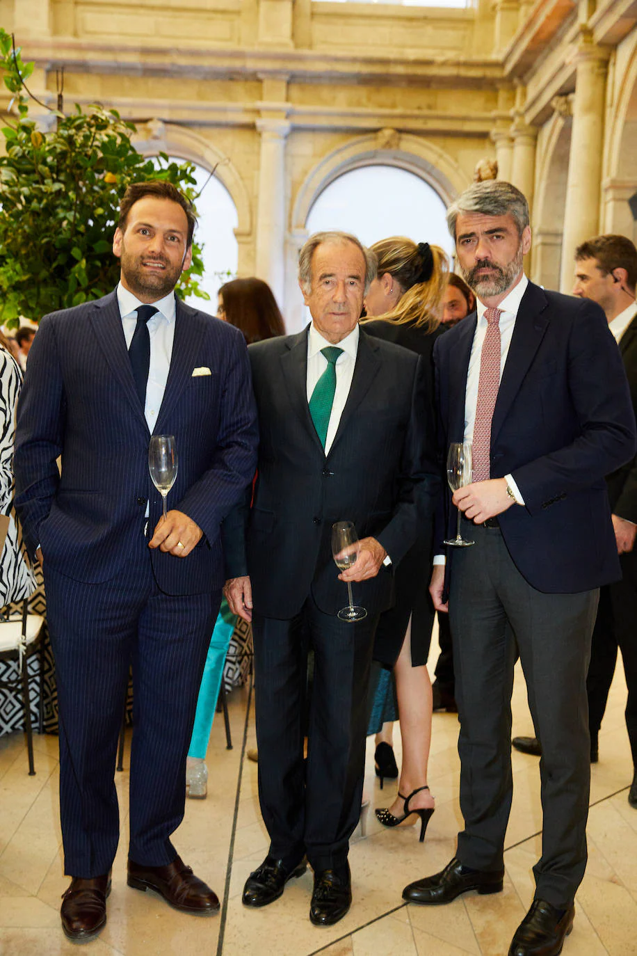 Luis Enríquez con Erwan de la Villéon, CEO de Puy de Fou España, y José Ramón Molinero, director general adjunto.