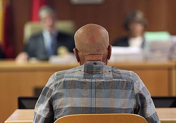 Un violador durante el juicio.