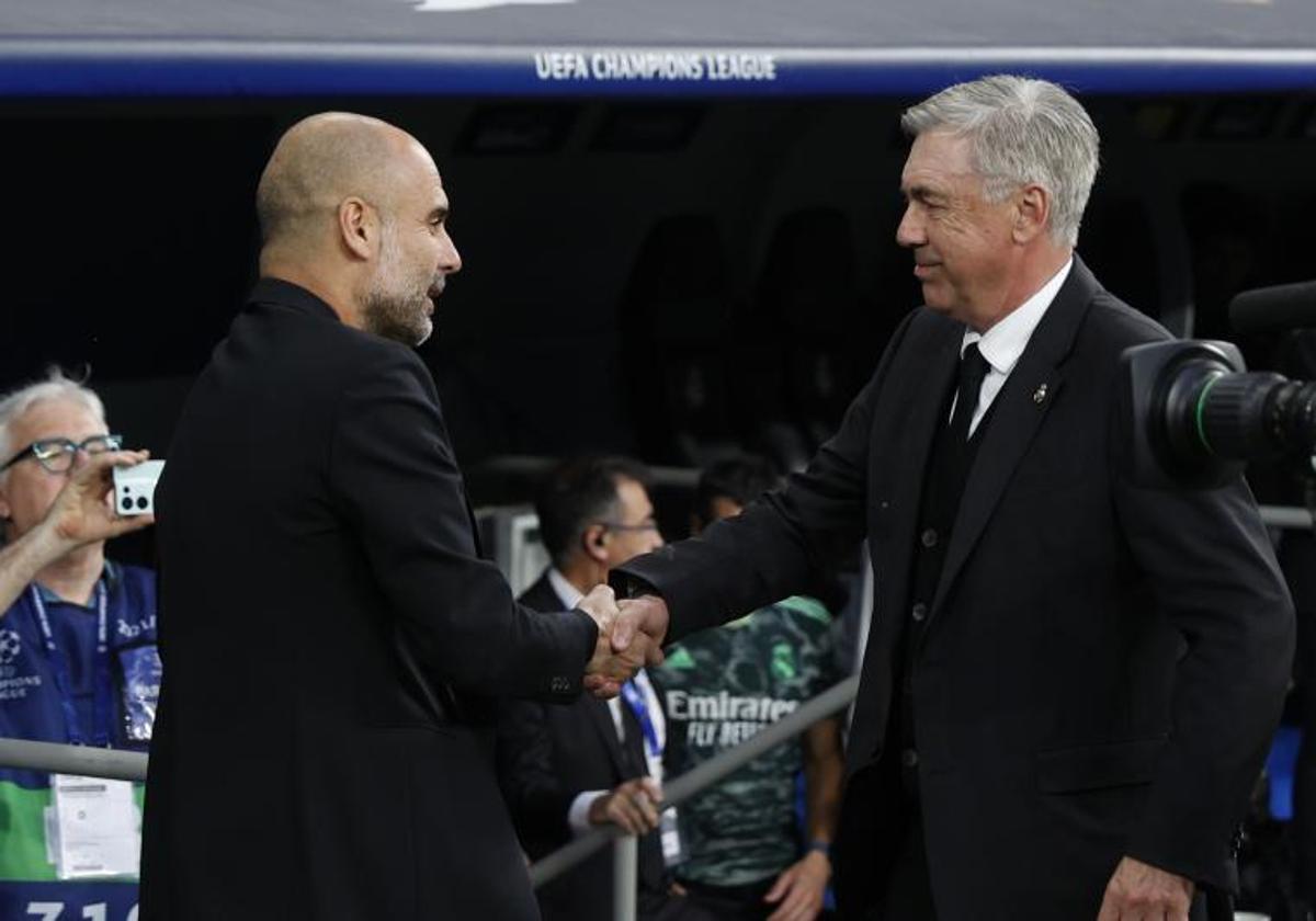 Pep Guardiola y Carlo Ancelotti se saludan antes del duelo en el Bernabéu.
