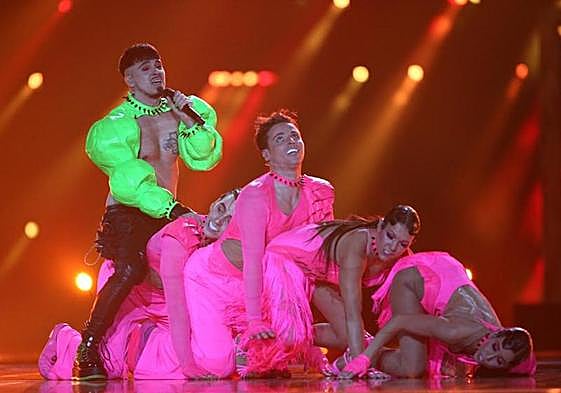 Jere Pöyhönen, más conocido como Käärijä, pusieron el broche final de la primera semifinal de Eurovision 2023 con 'Cha cha cha'.