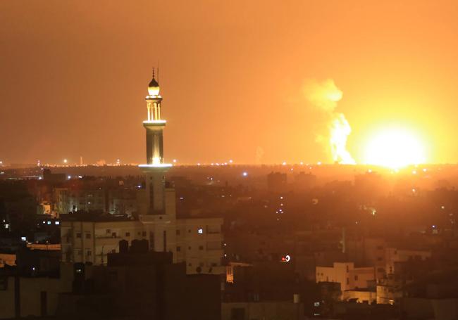 Un ataque aéreo israelí en la ciudad de Khan Younis, en el sur de la Franja de Gaza