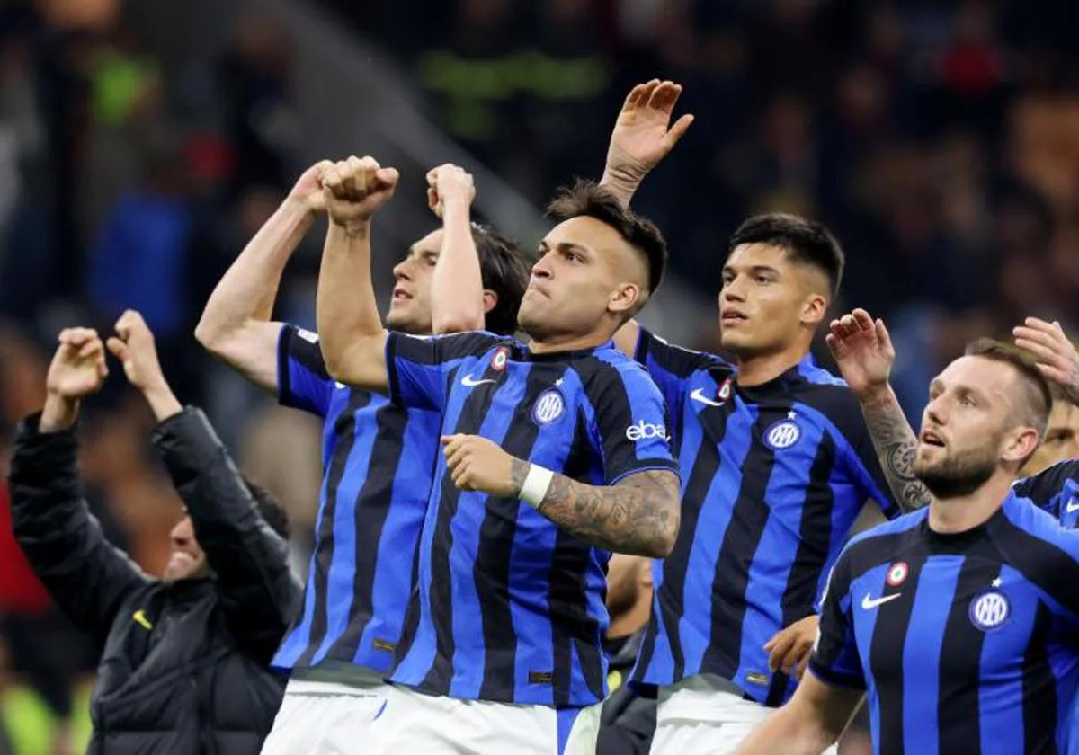 Los jugadores del Inter celebran su victoria ante el Milan.