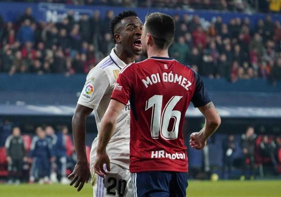 Vinicius se encara a Moi Gomez durante la final de Copa del Rey que jugó el Real Madrid ante Osasuna. / Afp