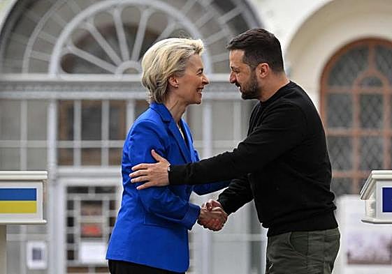 Von der Leyen y Zelenski se saludan este martes en Kiev.