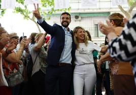 Jesús Santos, candidato a la alcaldía de Alcorcón, posa este miércoles junto a Yolanda Díaz.