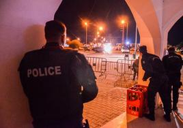 Policías tunecinos vigilan el entorno de la sinagoga de Ghriba, en Djerba, tras el atentado.