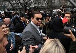 El congresista republicano George Santos habla con reporteros frente a la oficina del fiscal de distrito en Nueva York el pasado abril.