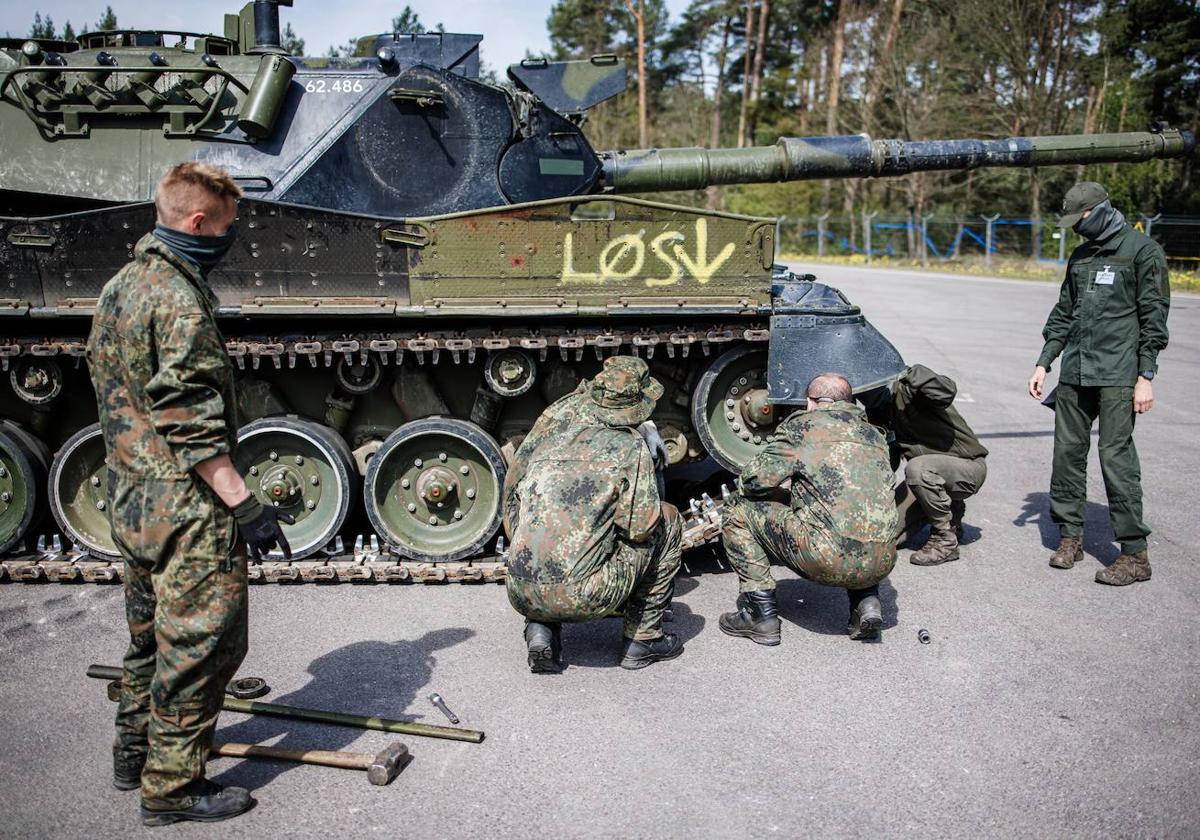 Militares alemanes y daneses instruyen a ucranianos en el uso de los tanques Leopard.