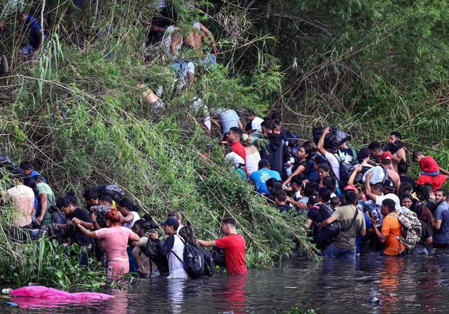 Los migrantes cruzan el río Bravo para llegar a EE UU